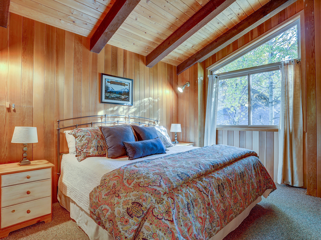 22 Rogue Home with Private Hot Tub, BBQ, and Game Room Vacation Rental in Sunriver - RedAwning