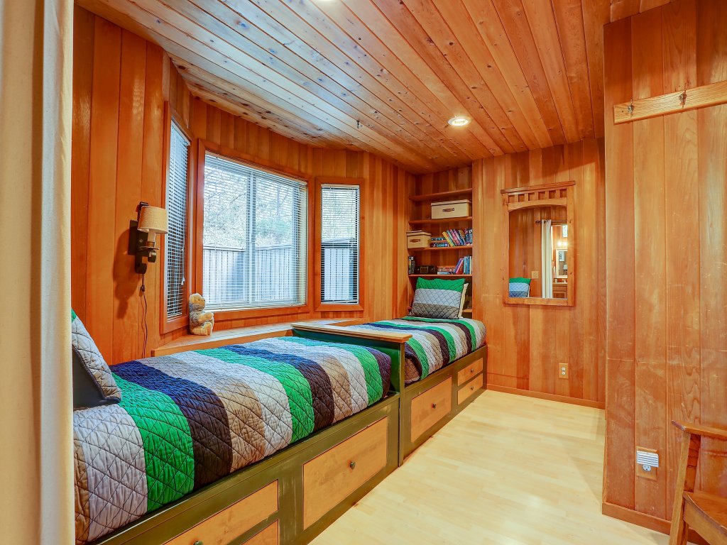 22 Rogue Home with Private Hot Tub, BBQ, and Game Room Vacation Rental in Sunriver - RedAwning