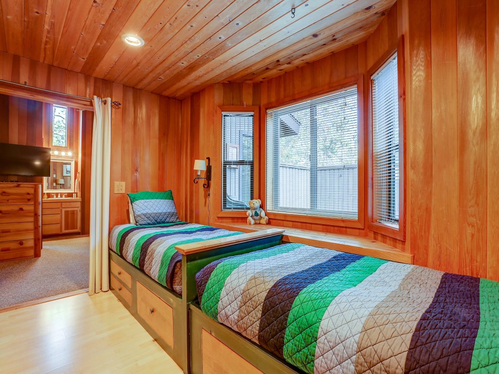 22 Rogue Home with Private Hot Tub, BBQ, and Game Room Vacation Rental in Sunriver - RedAwning