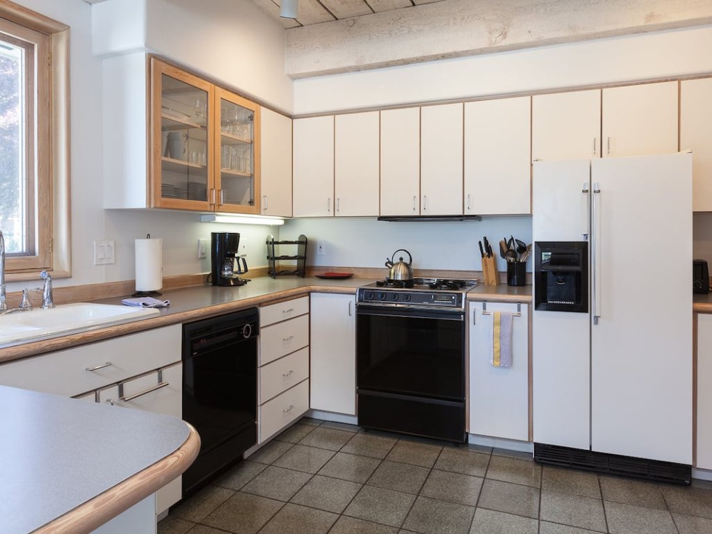 Riverdell Condo feature Floor Heating and Gas Grill Vacation Rental in Hood River - RedAwning