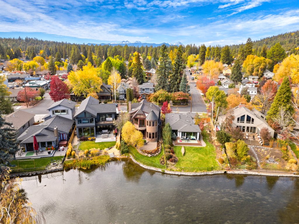 Drake Park Villa Vacation Rental in Bend - RedAwning