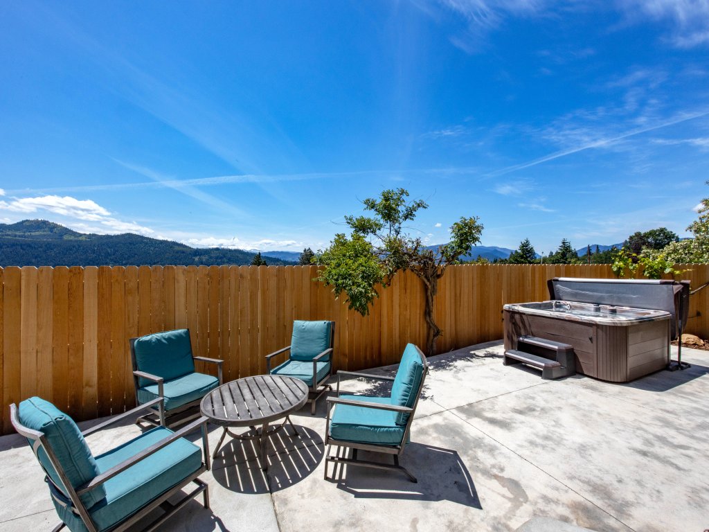 Grandview Get-A-Way Vacation Rental in White Salmon - RedAwning