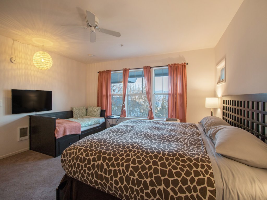 Lodge 27 Roomy Condo with Gear Storage Onsite Vacation Rental in Hood River - RedAwning