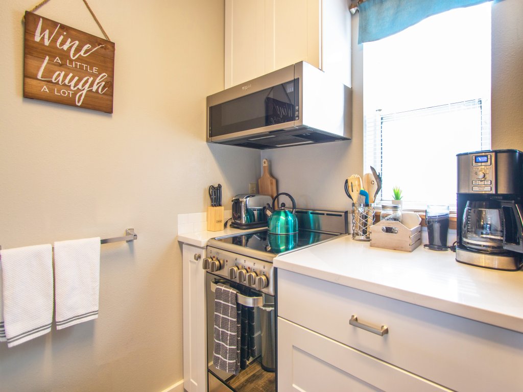 Comfortable 09 Lodge Condo Minutes Away from Downtown Hood River Vacation Rental in Hood River - RedAwning