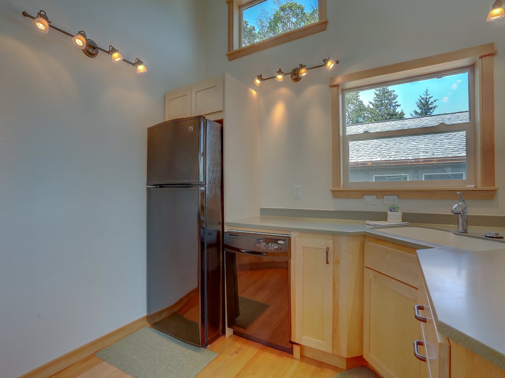 Hutson's Bridgeview House with HotTub & Huge Walk in Shower - 30 day min Vacation Rental in Hood River - RedAwning