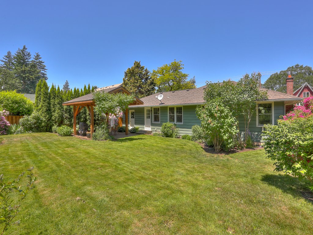 Living Color Cottage Vacation Rental in Hood River - RedAwning