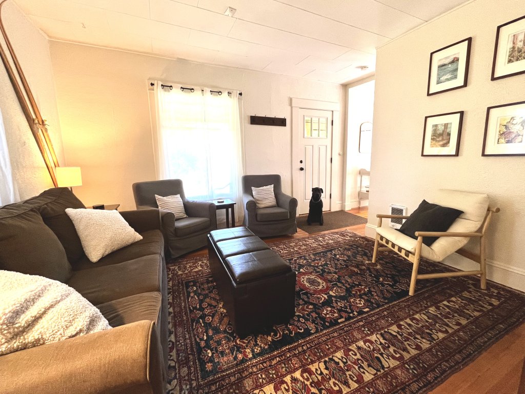 Comfortable Lucky Home, Minutes Away to The Columbia River Gorge Vacation Rental in Hood River - RedAwning