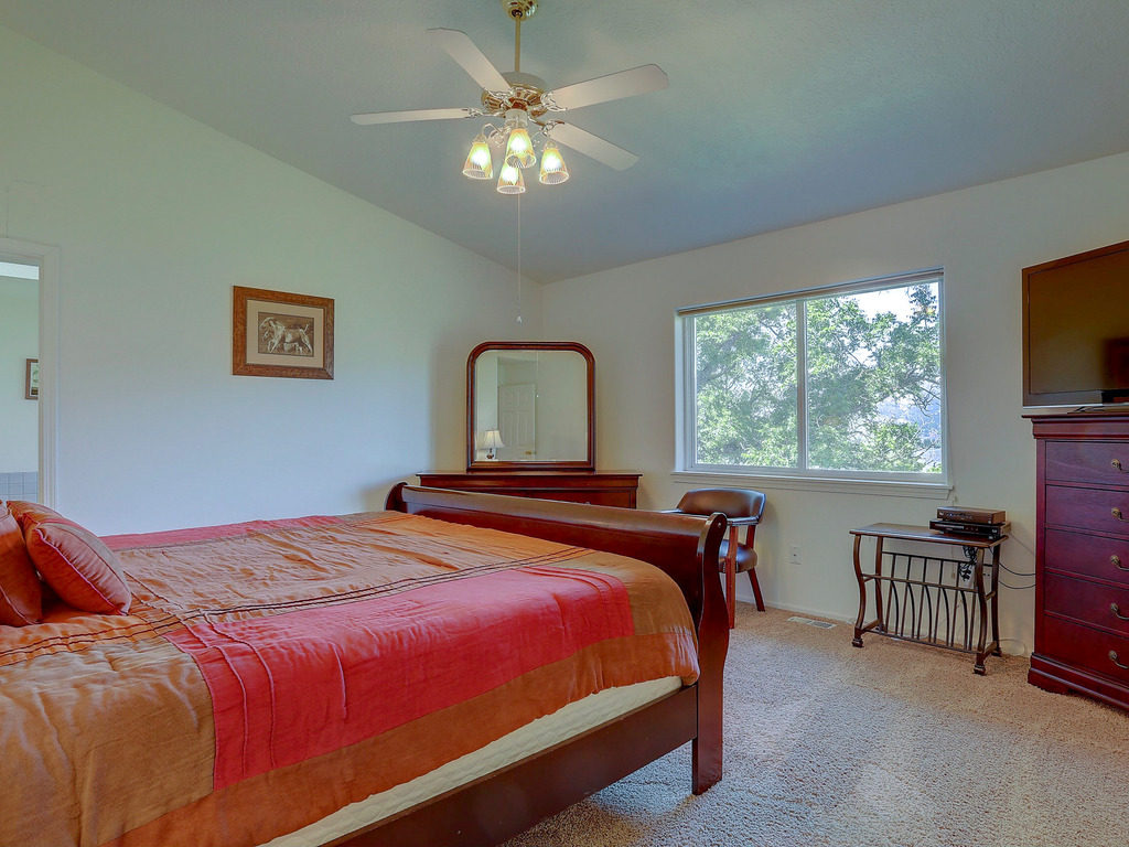 Amber Sunset Vacation Rental in Mosier - RedAwning