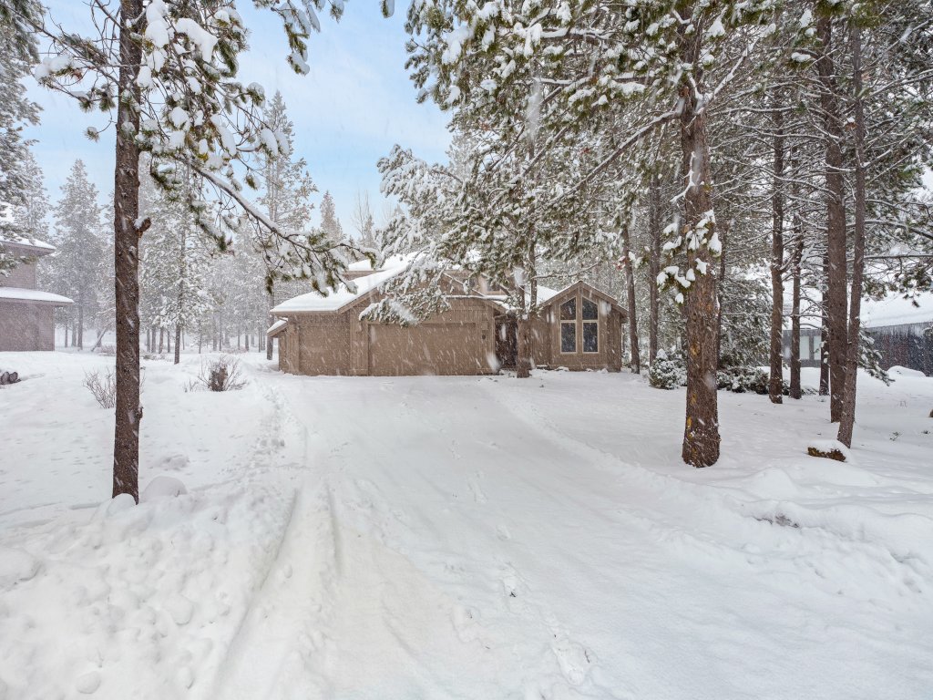9 Hoodoo Home with XBOX 360 and Private Hot Tub Vacation Rental in Sunriver - RedAwning
