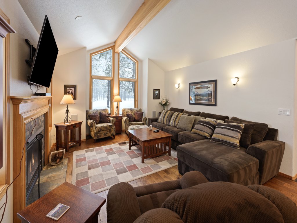 9 Hoodoo Home with XBOX 360 and Private Hot Tub Vacation Rental in Sunriver - RedAwning