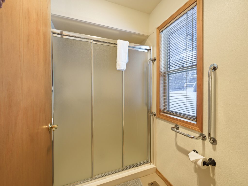 9 Hoodoo Home with XBOX 360 and Private Hot Tub Vacation Rental in Sunriver - RedAwning
