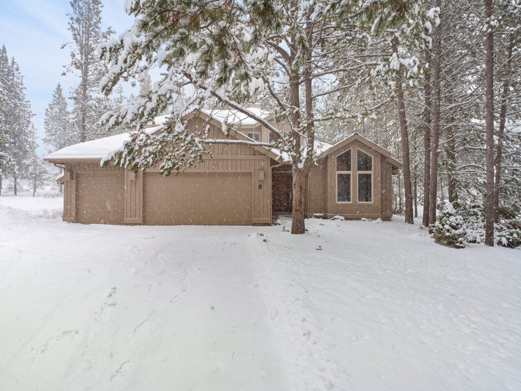 9 Hoodoo Home with XBOX 360 and Private Hot Tub Vacation Rental in Sunriver - RedAwning