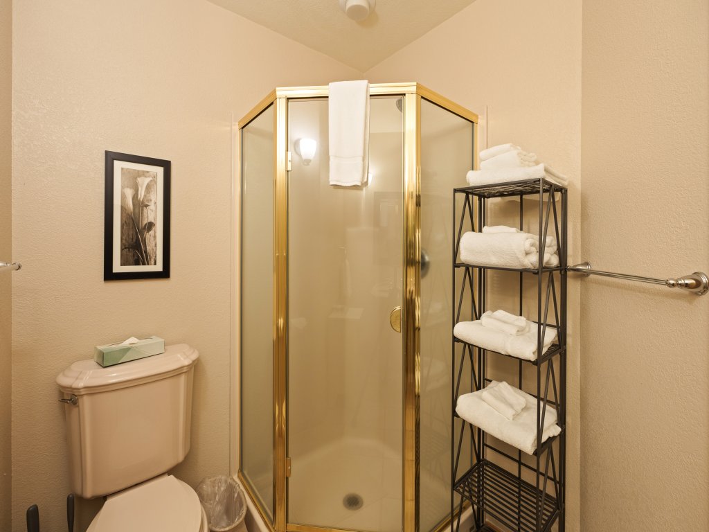 9 Hoodoo Home with XBOX 360 and Private Hot Tub Vacation Rental in Sunriver - RedAwning