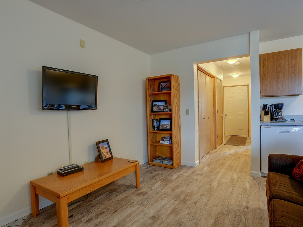 Toro Bravo Condo 5 Minutes Drive to World Class Kitting and Windsurfing Beaches Vacation Rental in Hood River - RedAwning