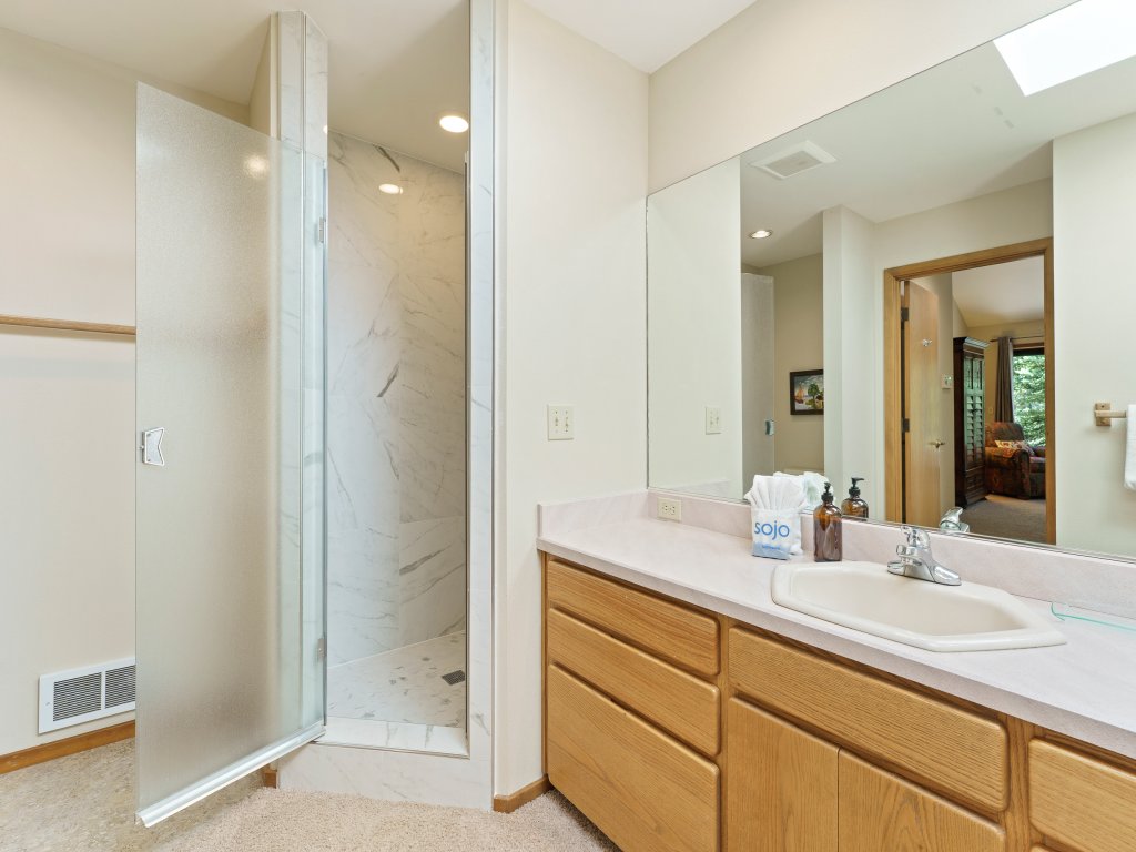 10 Tan Oak Home features Private Hot Tub and BBQ on the Deck Vacation Rental in Sunriver - RedAwning