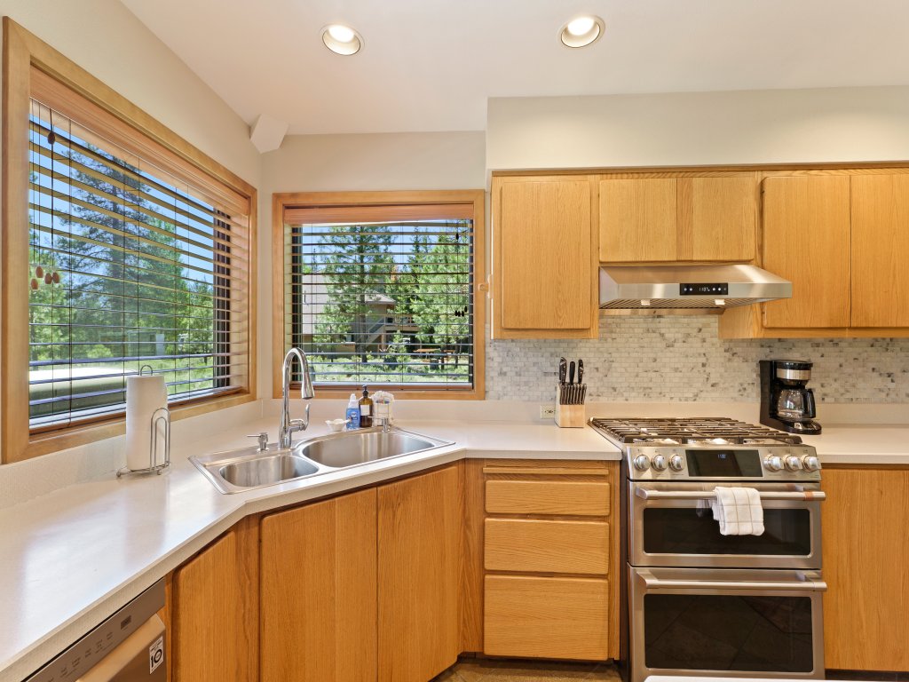 10 Tan Oak Home features Private Hot Tub and BBQ on the Deck Vacation Rental in Sunriver - RedAwning