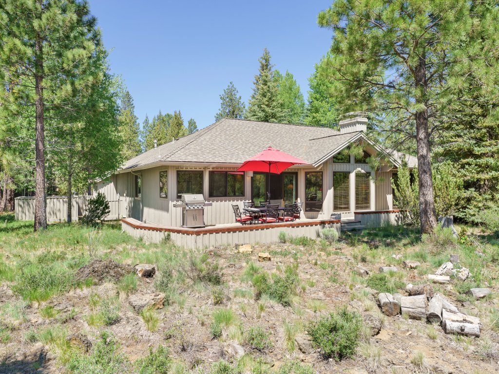 10 Tan Oak Home features Private Hot Tub and BBQ on the Deck Vacation Rental in Sunriver - RedAwning