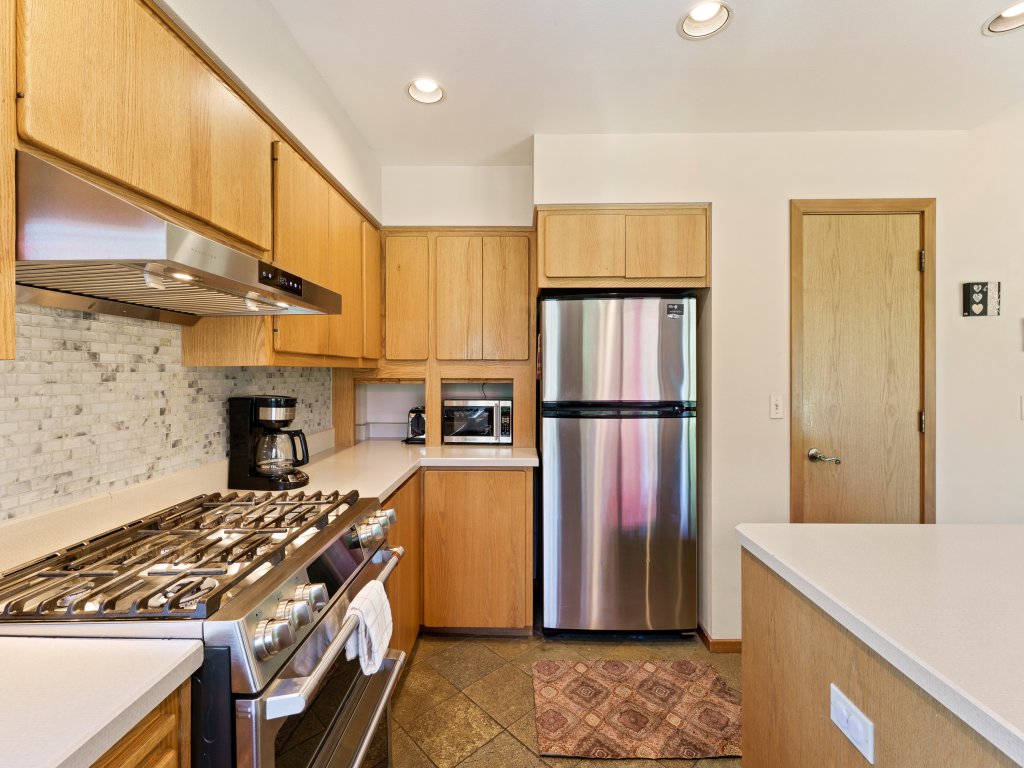 10 Tan Oak Home features Private Hot Tub and BBQ on the Deck Vacation Rental in Sunriver - RedAwning
