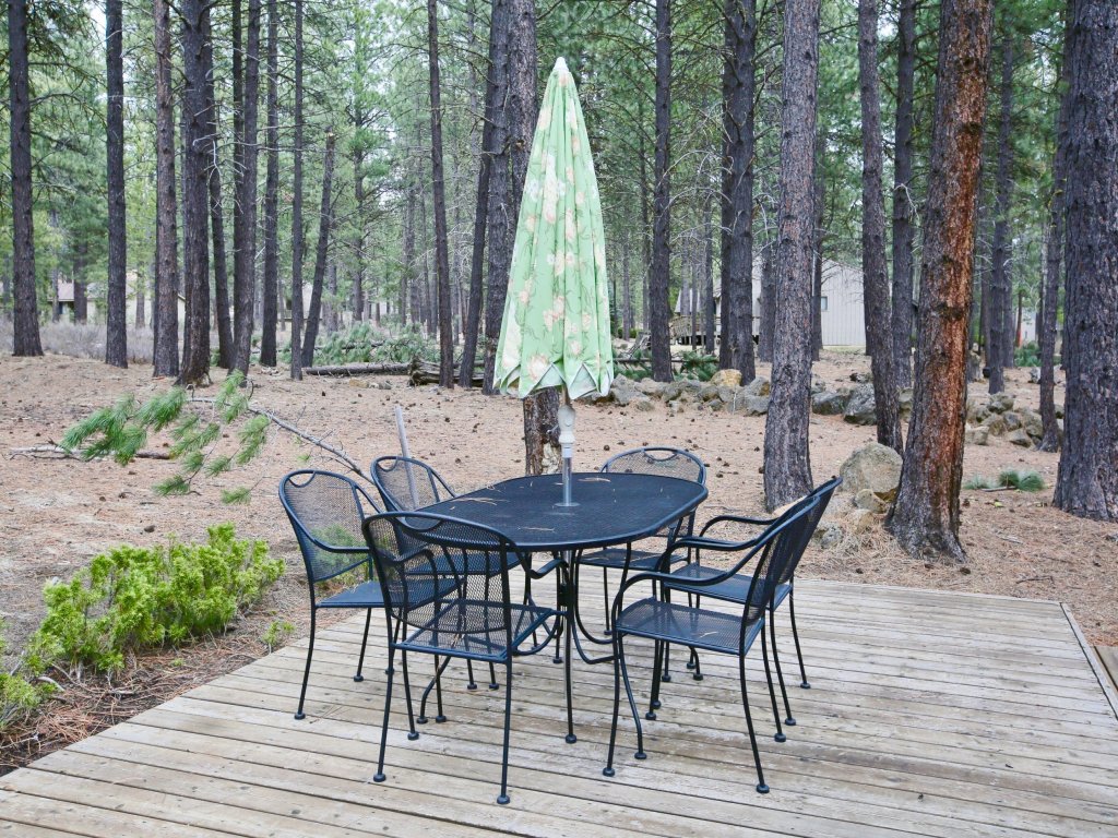Pet-Friendly 8 Leisure Home features Private Hot Tub and Gas BBQ Vacation Rental in Sunriver - RedAwning