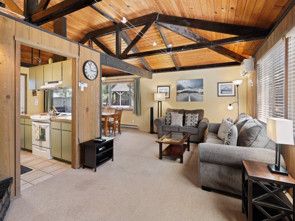 7 Grizzly Home New Private Hot Tub on the Deck and Bike for Adventure Vacation Rental in Sunriver - RedAwning