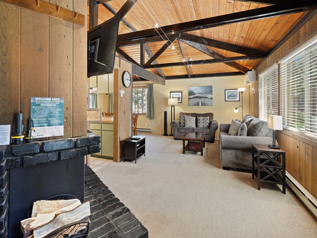 7 Grizzly Home New Private Hot Tub on the Deck and Bike for Adventure Vacation Rental in Sunriver - RedAwning