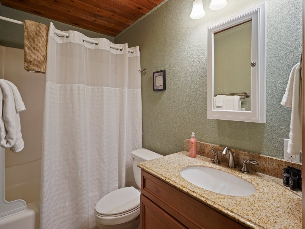 7 Grizzly Home New Private Hot Tub on the Deck and Bike for Adventure Vacation Rental in Sunriver - RedAwning