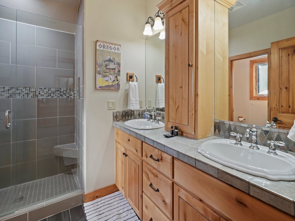 11 Vine Maple Vacation Rental in Sunriver - RedAwning