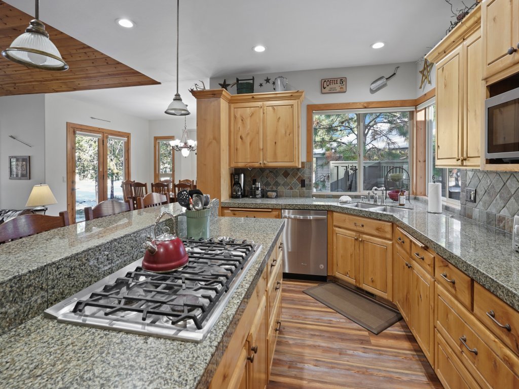 11 Vine Maple Vacation Rental in Sunriver - RedAwning