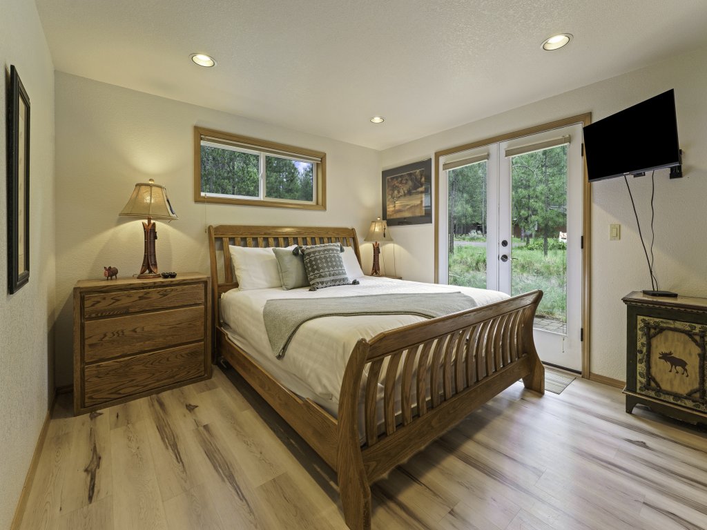 2 Quail Home Private Hot Tub, Steps from SHARC and short walk to the Sunriver Village Vacation Rental in Sunriver - RedAwning