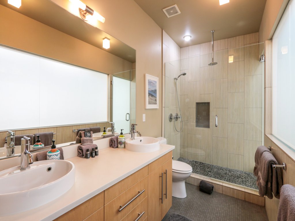 ALOFT Airy Design Townhouse with Columbia River View Vacation Rental in Hood River - RedAwning