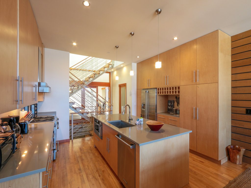ALOFT Airy Design Townhouse with Columbia River View Vacation Rental in Hood River - RedAwning