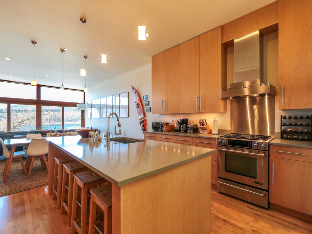 ALOFT Airy Design Townhouse with Columbia River View Vacation Rental in Hood River - RedAwning