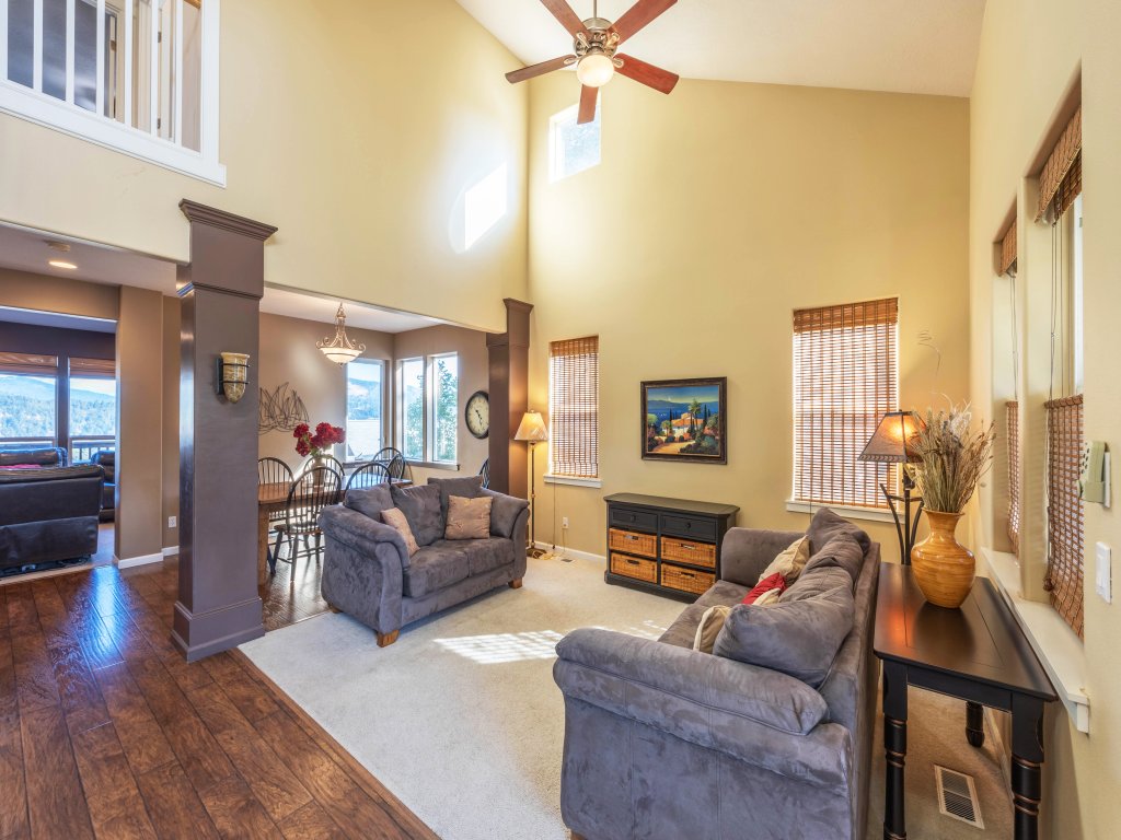 West Sail 30 Day Minimum Vacation Rental in Hood River - RedAwning