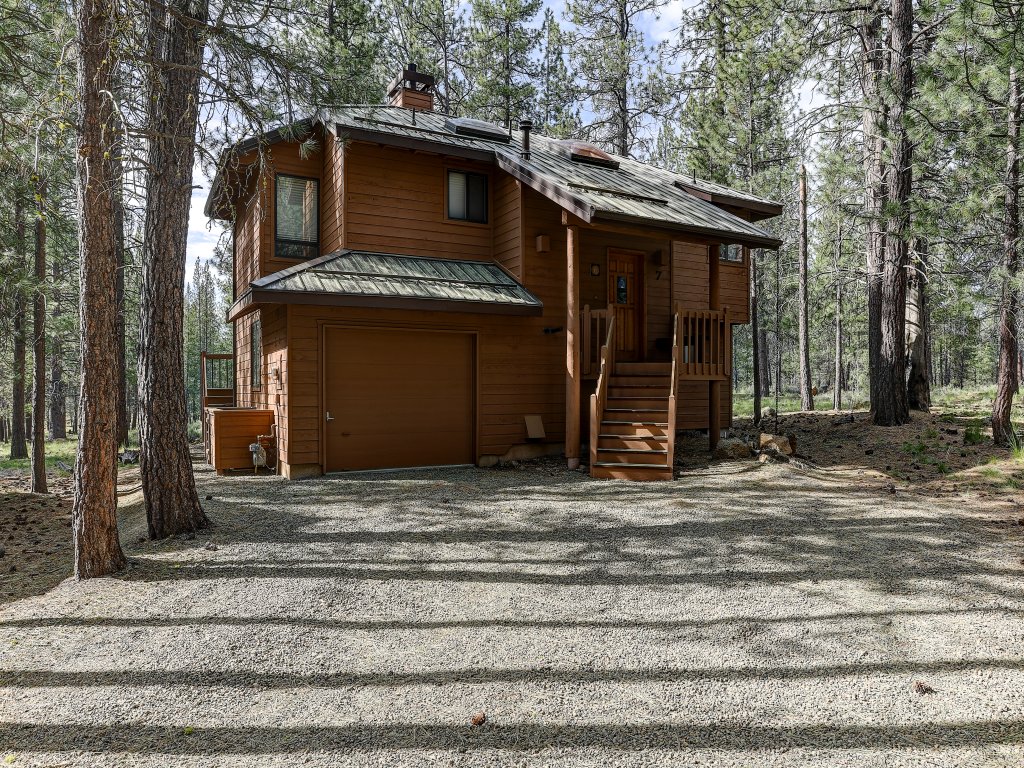 7 Cedar Private Cul-de-sac include Hot Tub with Forest View Vacation Rental in Sunriver - RedAwning