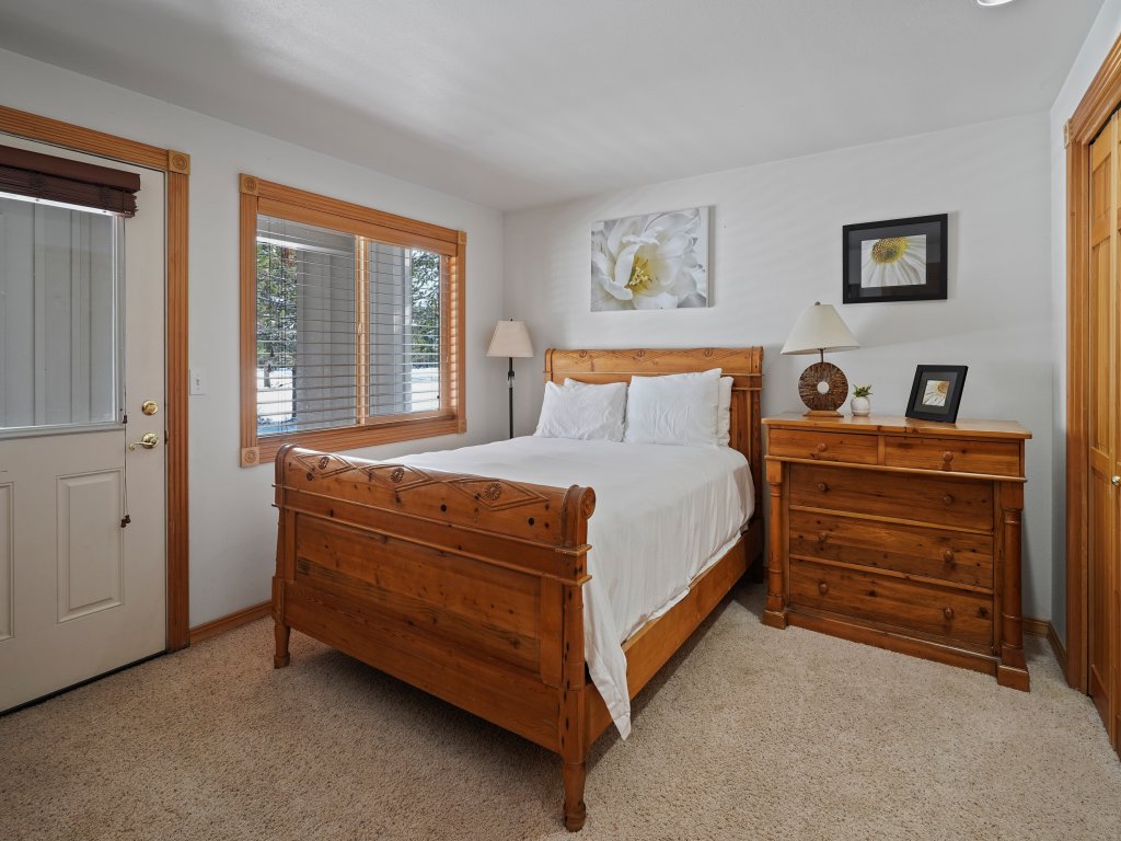 2 Sarazen Home with Hot Tub and BBQ on the Deck, Close to Woodlands Golf Course Vacation Rental in Sunriver - RedAwning