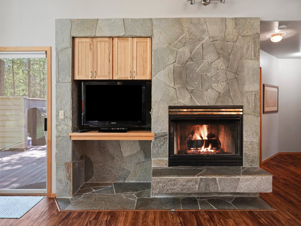 1 Colonial Private Family Vacation Home features Bikes to Explore Sunriver Vacation Rental in Sunriver - RedAwning