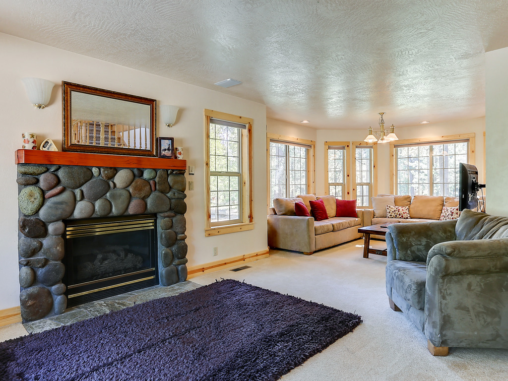 3 Mt Baker Peaceful Lodge Style Home with Private Hot Tub and BBQ on the Patio Vacation Rental in Sunriver - RedAwning