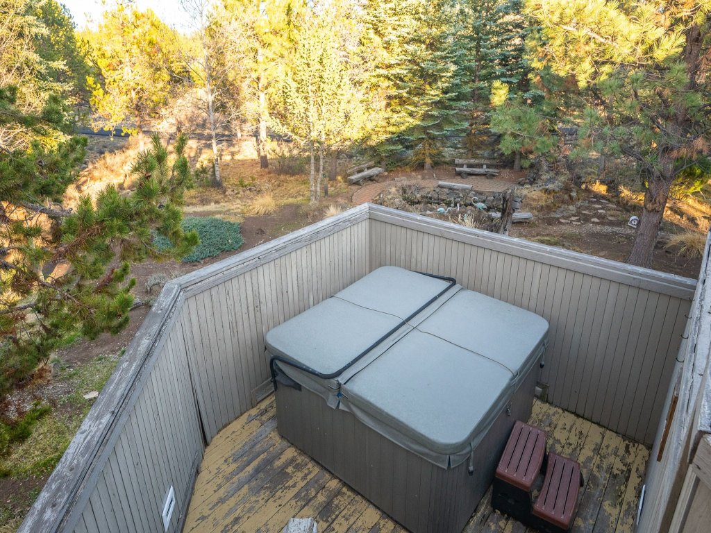 3 Mulligan Home features Hot Tub on Private Deck and Wood-Burning Fireplace Vacation Rental in Sunriver - RedAwning