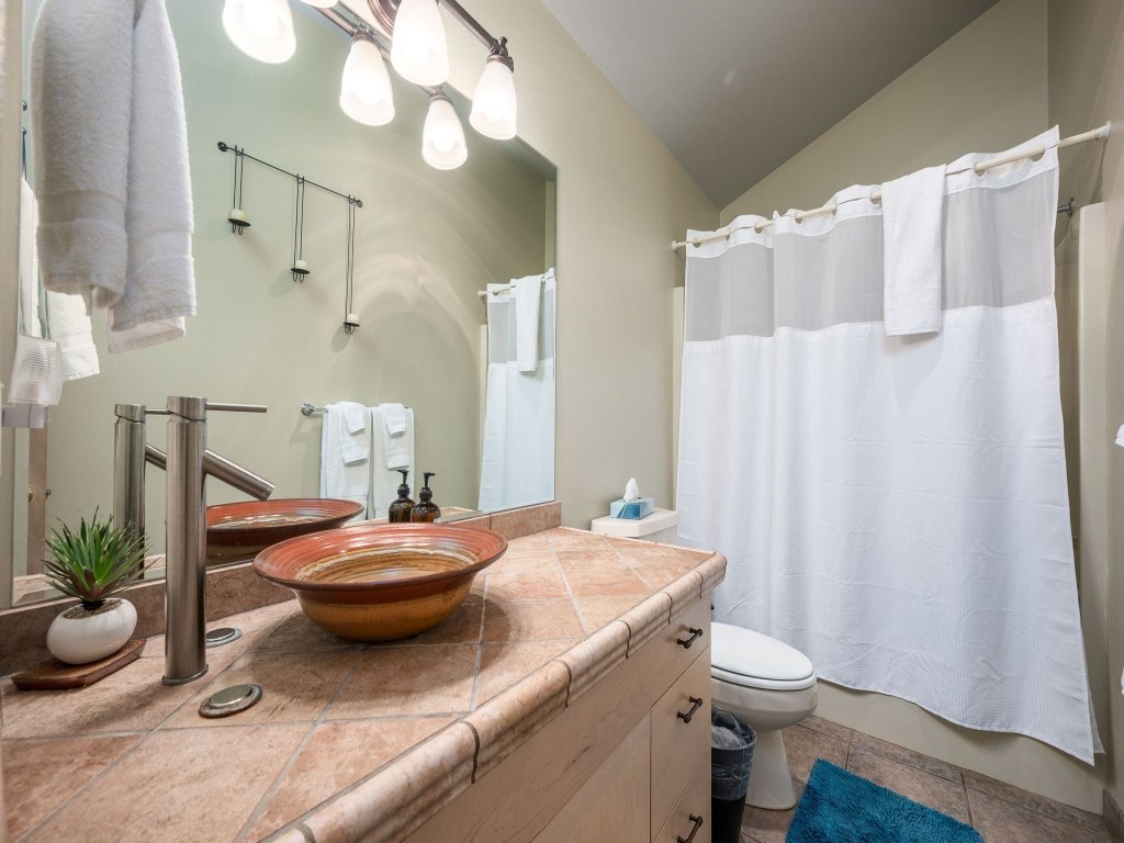 3 Mulligan Home features Hot Tub on Private Deck and Wood-Burning Fireplace Vacation Rental in Sunriver - RedAwning