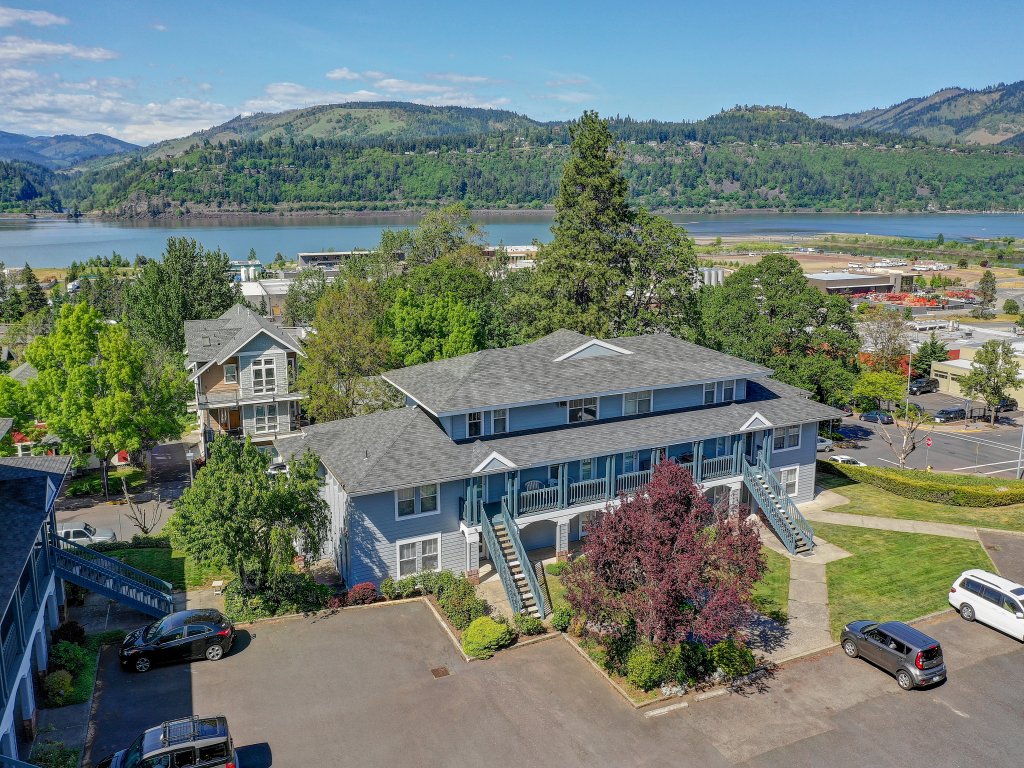 Alley's 22 Condo with Direct Deck Access Vacation Rental in Hood River - RedAwning