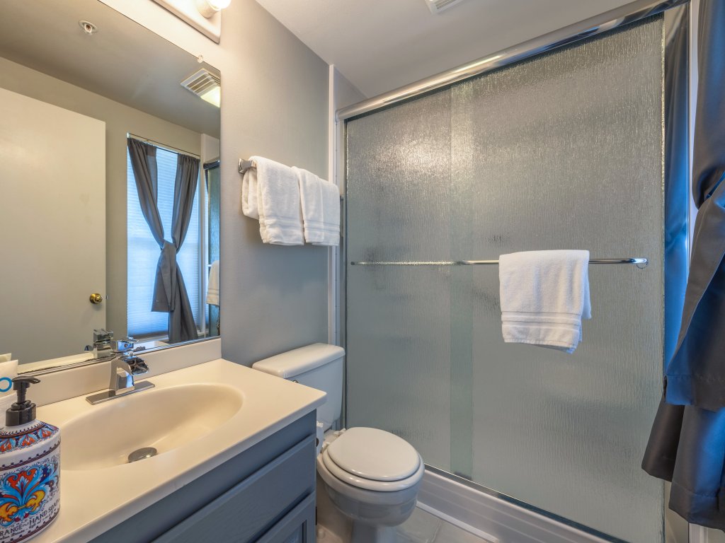 Alley's 22 Condo with Direct Deck Access Vacation Rental in Hood River - RedAwning