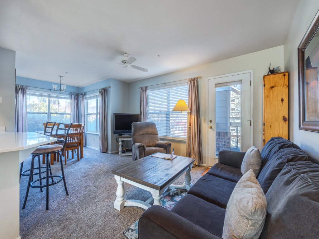 Alley's 22 Condo with Direct Deck Access Vacation Rental in Hood River - RedAwning