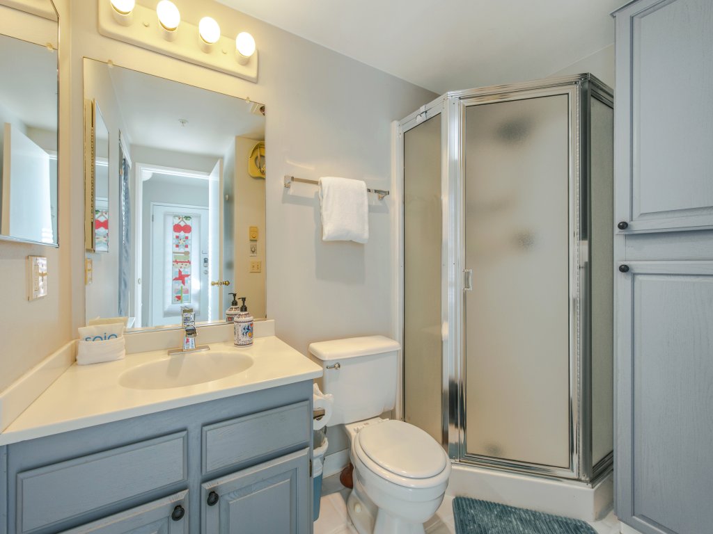 Alley's 22 Condo with Direct Deck Access Vacation Rental in Hood River - RedAwning