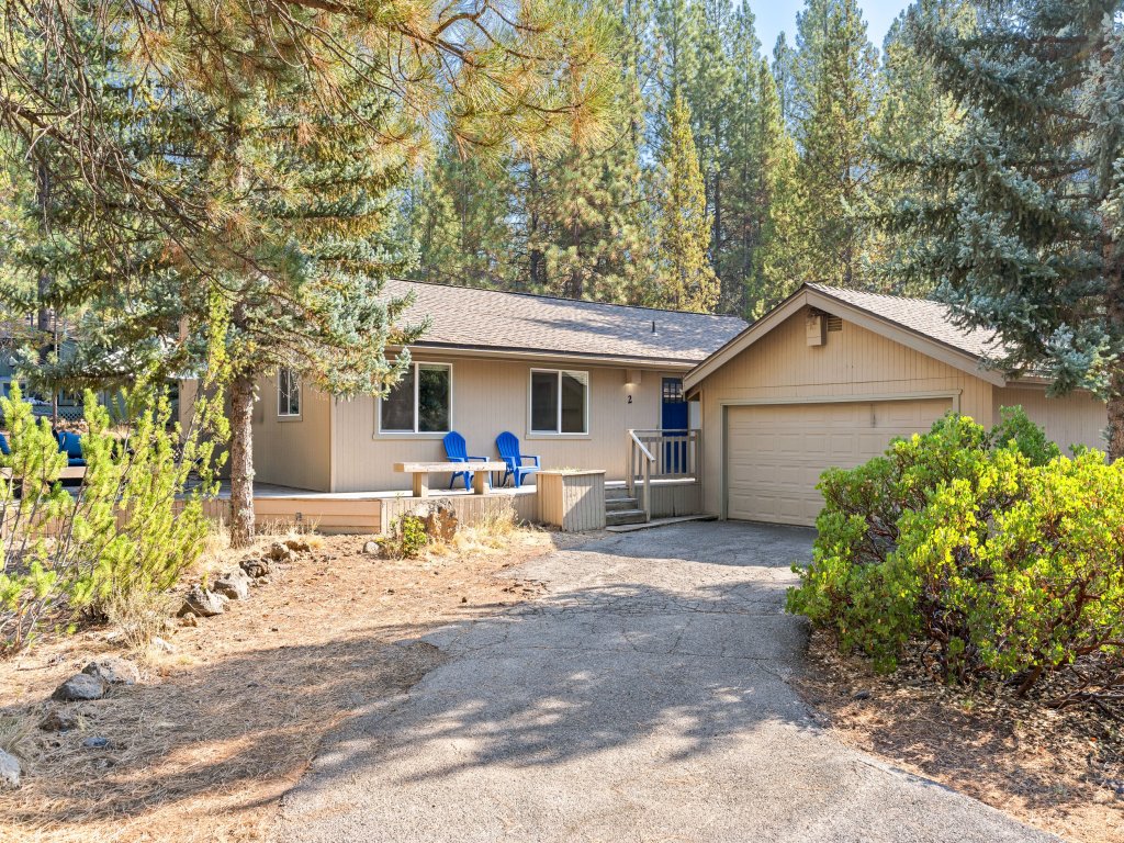 2 Killdeer Home features Private Hot Tub and Bikes to Explore Sunriver Vacation Rental in Sunriver - RedAwning