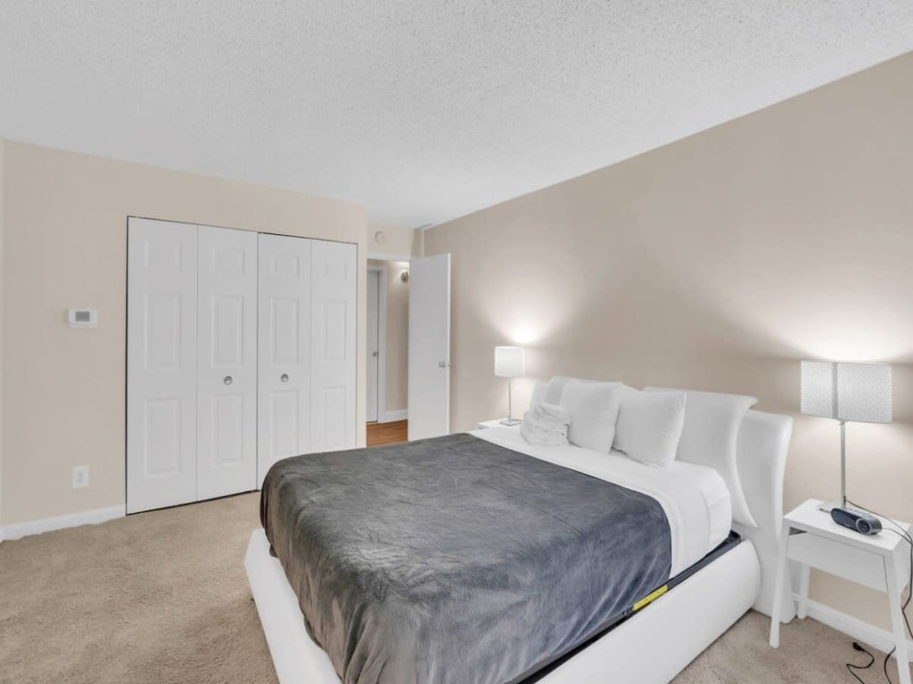 Furnished Apartment in Crystal City near Pentagon Vacation Rental in Arlington - RedAwning