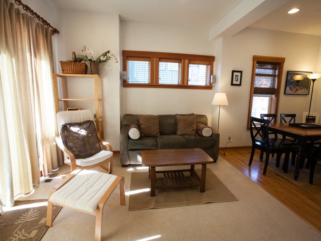 Pet-Friendly Venturi with Fireplace and BBQ on the Deck Vacation Rental in Hood River - RedAwning