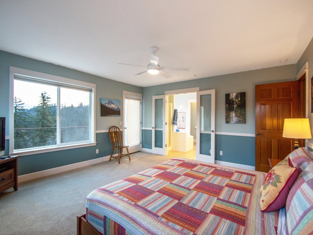 Hazel House 30 day minimum Vacation Rental in Hood River - RedAwning