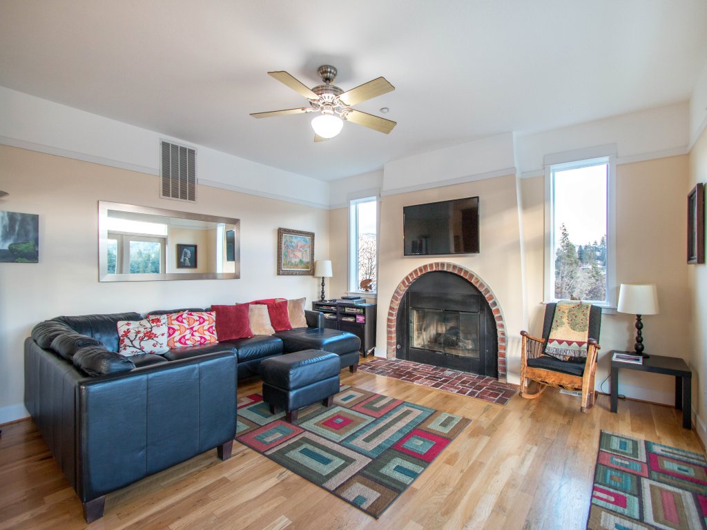 Hazel House 30 day minimum Vacation Rental in Hood River - RedAwning