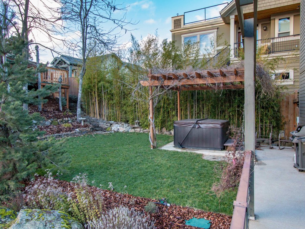 Hazel House 30 day minimum Vacation Rental in Hood River - RedAwning