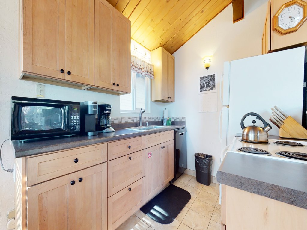Timberline 44 Cozy and Quiet, Corner Unit, Lots of Natural Light Vacation Rental in Mammoth Lakes - RedAwning
